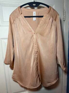 B Collection by Bobeau Women's Size M Satin V-Neck Button-Down Blouse